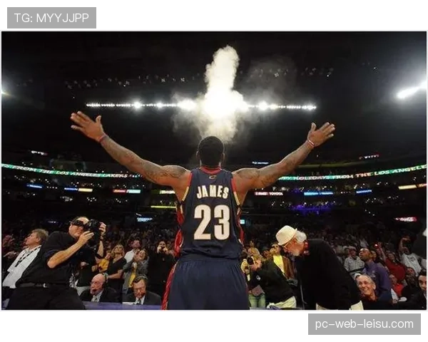 特写：告别之战？勒布朗·詹姆斯在克利夫兰的常规赛最后一场比赛后向观众致意